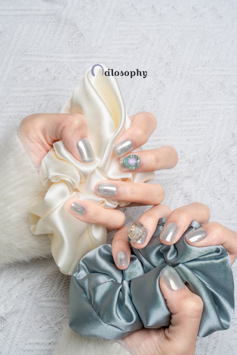 Nailosophy أظافر ضغط فاخرة مصنوعة يدويًا بعيون قط فضية مع جواهر قلب عتيقة | شكل مربع - Image 5
